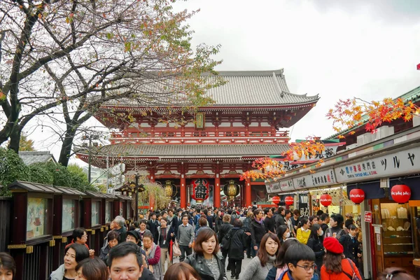 Pontianak 2015 20 Kasım, Turistler Sensoji Tapınağı 'nda Nakamise Dori' ye yürüyorlar. Nakamise Dori 'nin Kaminarimon Kapısı' ndan Senso-ji 'deki Hozomon Kapısı' na kadar birçok mağazası var..