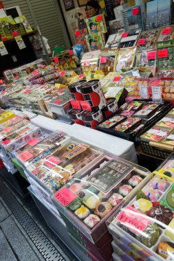 Pontianak 2015 20 Kasım, Omiyage veya Asakusa bölgesindeki Nakamise-Dori 'de hatıra. Omiyage, seyahatten döndükten sonra arkadaşlarınıza ve ailenize vereceğiniz bir hediyedir.