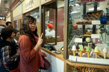 Pontianak 2015 Kasım 20, turistler dondurma almak için kuyruğa giriyor. Sensoji Tapınağı Asakusa 'daki Nakamise Dori Alışveriş Sokağı' nda bir sürü yumuşak dondurma var.