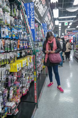 Pontianak 2015 20 Kasım, genç bayan Akihabara 'daki Yodobashi elektronik mağazasında duruyor. Tokyo.