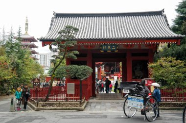 Pontianak 2015 Kasım 20, Japonya 'daki Sensoji Asakusa Kannon Tapınağı Tokyo' da triportöre biniyor. Rickshaws veya jinrikisha, Tokyo 'nun Asakusa bölgesinde bir turistik ilgi odağı..