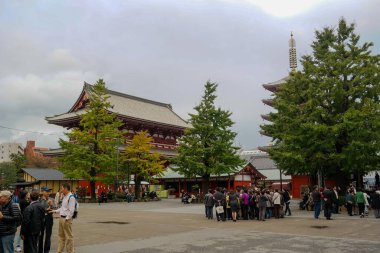 Pontianak 2015 20 Kasım, Asakusa Shinto Tapınağı (kırmızı beş katlı pagoda) Sensoji Tapınağı kompleksi içinde yürüyen kalabalığın görüntüsü