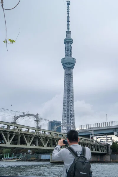 Pontianak 2015 20 Kasım, Sırt çantalı adam Sumida Nehri yürüyüşünde Skytree Tokyo 'nun fotoğrafını çek