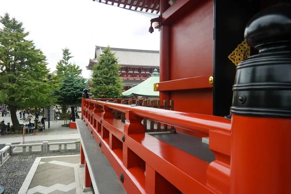 Pontianak 2015年11月20日 东京Senso Ji佛寺的佛门 东门入口人们和部分Honzo大厅清晰可见 浅蓝色的天空 — 图库照片