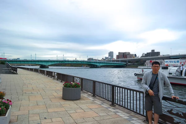 Pontianak 2015 Nov Ein Junger Mann Steht Zaun Sumida River — Stockfoto