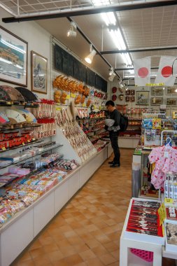 Japonya 2015 Kasım 22, Momijidani Parkı yakınlarındaki hediyelik eşya dükkanı park, Mt. Misen, Momijidani Nehri kıyısında, Miyajima 'daki Itsukushima Tapınağı' nın arkasında.