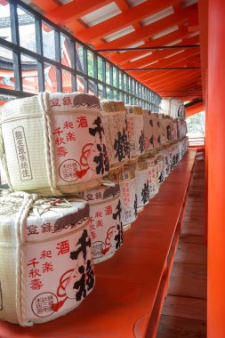 Japonya 2015 Kasım 22, Itsukushima Tapınağı Sake fıçıları