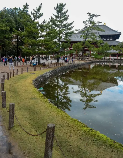 2015年11月23日 日本奈良太地寺景观与池塘 一个可爱的娜拉公园 — 图库照片