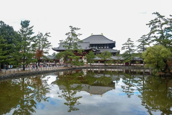 2015年11月23日 日本奈良太地寺景观与池塘 一个可爱的娜拉公园 — 图库照片