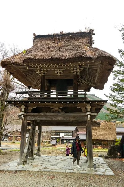 日本2015年11月22日 在蓝天下拥有非常独特的茅草屋顶的农舍 历史上的村白川去 日本Shirakawago传统的日本村庄 — 图库照片