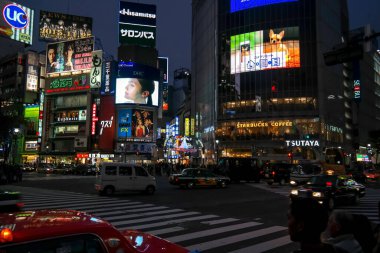 Japonya 2015 Kasım 19, Shibuya Geçidi, Shibuya özel koğuşundaki Hachiko Meydanı 'nda dünyanın en çok kullanılan yaya geçitlerinden biri..