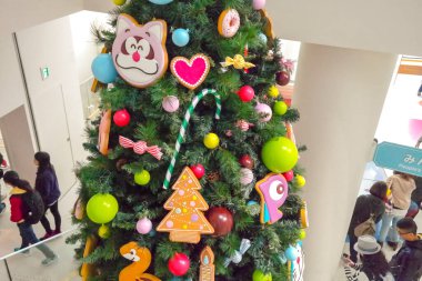 Japonya 2015 Kasım 19, Fujiko f Fujio Müzesinde Noel ağacı doraemon süslemesi