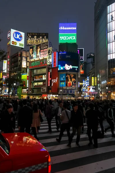 Japonya 2015 Kasım 19, Shibuya Geçidi, Shibuya özel koğuşundaki Hachiko Meydanı 'nda dünyanın en çok kullanılan yaya geçitlerinden biri..