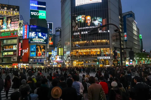 Japonya 2015 Kasım 19, Shibuya Geçidi, Shibuya özel koğuşundaki Hachiko Meydanı 'nda dünyanın en çok kullanılan yaya geçitlerinden biri..