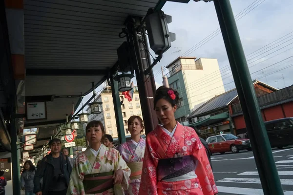Japonya 2015 Kasım Renkli Kimono Elbiseli Kız Geleneksel Kimono Kostümlü — Stok fotoğraf