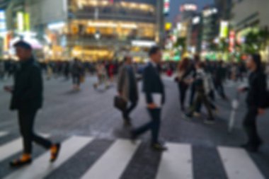 Kyoto 2015 18 Kasım, Shibuya özel koğuşundaki Hachiko Meydanı 'nda dünyanın en çok kullanılan yayalar arasında yer alan Shibuya Geçidi' nin bulanık odaklı arka planı..