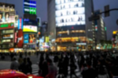 Kyoto 2015 18 Kasım, Shibuya özel koğuşundaki Hachiko Meydanı 'nda dünyanın en çok kullanılan yayalar arasında yer alan Shibuya Geçidi' nin bulanık odaklı arka planı..