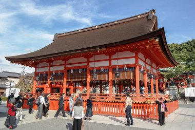 Japonya 2015 Kasım 19, Fushimi Inari Taisha türbesi. Fushimi Inari Taisha Alanındaki Japon Geleneksel Kızıl Tapınağı