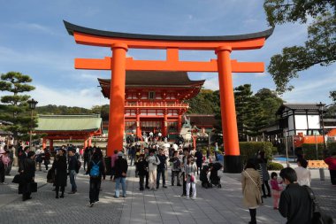 Japonya 2015 Kasım 19, Fushimi Inari Taisha 'nın önünde dev bir torii kapısı. Fushimi Inari Taisha Alanındaki Japon Geleneksel Kızıl Tapınağı