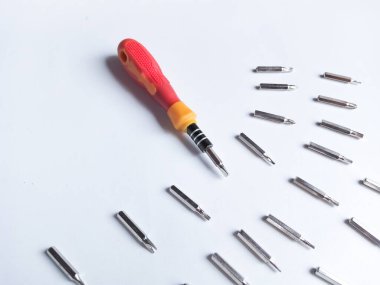 Çeşitli hortumları olan tornavida. Değişebilir tornavida seti. Farklı metal başlıklar ve beyaz arkaplanda izole edilmiş bitler..