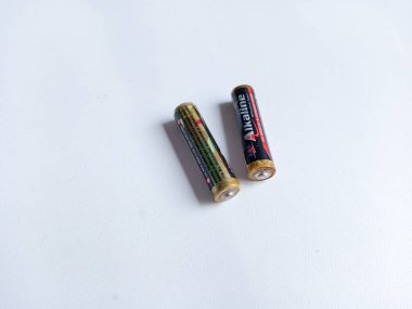 Pontianak 2022 Ocak 27, sarı arka planda alkali AA piller kullanılmış. Şarj edilebilir NiMH pillerinin geri dönüşümü.