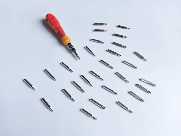 带各种喷嘴的螺丝刀 可更换的螺丝起子 带有不同类型的金属钢头和在白色背景上隔离的位元 — 图库照片