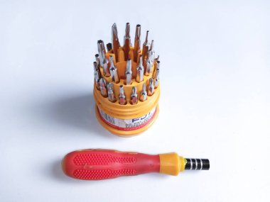 Çeşitli hortumları olan tornavida. Değişebilir tornavida seti. Farklı metal başlıklar ve beyaz arkaplanda izole edilmiş bitler..