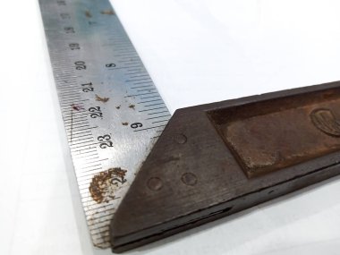 Metal açı L cetvelini veya Çelik Açı Cetvelini izole edilmiş beyaz arkaplanda kapat