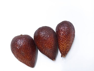 Beyaz arka planda izole edilmiş Salak ya da yılan meyvesi. Yılan meyvesi bilimsel adı Salacca zalacca. Yan görüş, yakın çekim. Tropikal, sağlıklı yiyecekler, yaz, egzotik.