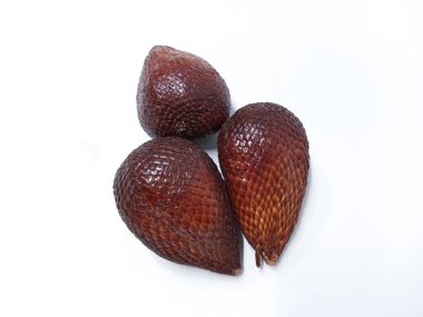 Beyaz arka planda izole edilmiş Salak ya da yılan meyvesi. Yılan meyvesi bilimsel adı Salacca zalacca. Yan görüş, yakın çekim. Tropikal, sağlıklı yiyecekler, yaz, egzotik.