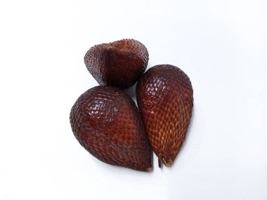 Beyaz arka planda izole edilmiş Salak ya da yılan meyvesi. Yılan meyvesi bilimsel adı Salacca zalacca. Yan görüş, yakın çekim. Tropikal, sağlıklı yiyecekler, yaz, egzotik.