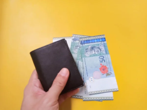 Holding Wallet Con Billetes Banco Malasios Ringgit Aislados Sobre Fondo —  Fotos de Stock