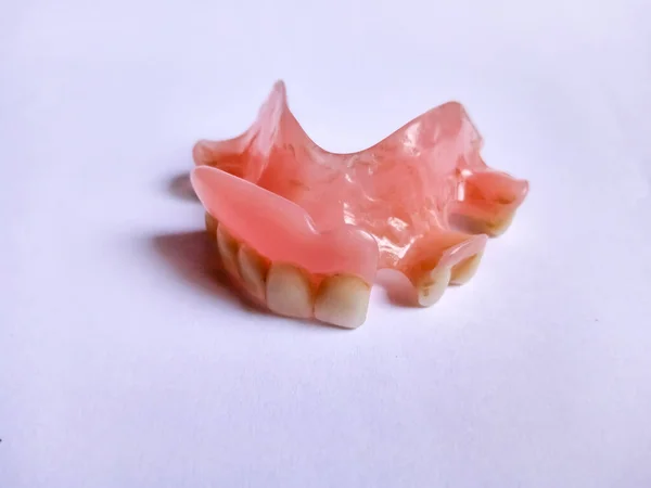 偽の歯 偽の歯または白い背景に入れ歯 入れ歯の閉鎖 高齢者のための取り外し可能なプラスチック製の入れ歯 歯医者だよ 偽の歯だ プラスチック製の入れ歯の閉鎖 白い背景の歯 — ストック写真