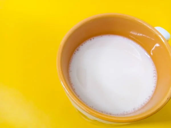 Latte Soia Vetro Con Sfondo Giallo — Foto Stock
