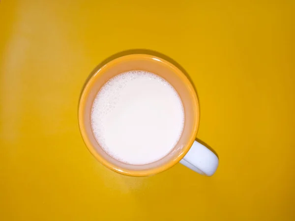 Sojabohnenmilch Auf Glas Mit Gelbem Hintergrund — Stockfoto