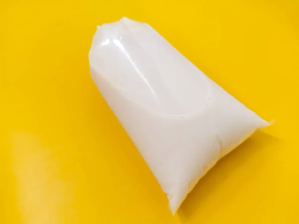 Close Susu Kedelai Soja Bonenmelk Gewikkeld Plastic Gele Achtergrond — Stockfoto
