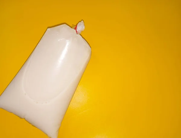 Close Susu Kedelai Soja Bonenmelk Gewikkeld Plastic Gele Achtergrond — Stockfoto