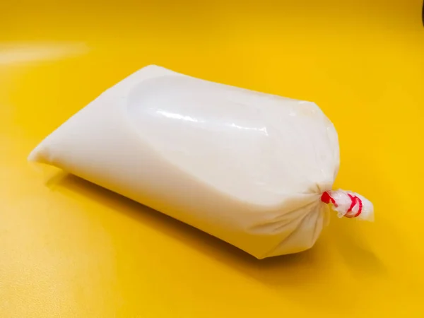 Close Susu Kedelai Γάλα Σόγιας Τυλιγμένο Πλαστικό Κίτρινο Φόντο — Φωτογραφία Αρχείου
