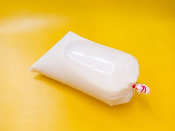 Zbliżenie Susu Kedelai Lub Soja Mleko Fasolowe Zawinięte Plastik Żółtym — Zdjęcie stockowe