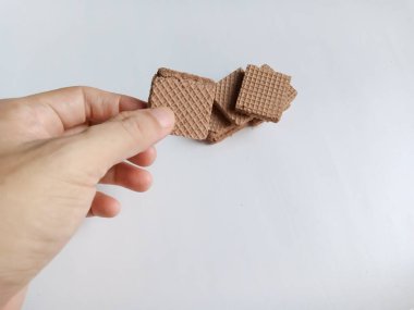 Beyaz arkaplan ve kopyalama alanı ile düzenlenmiş el ele tutuşma küp bisküvileri