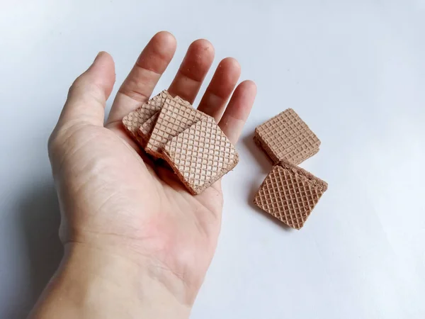 Biscuits Wafer Cube Main Tenant Disposés Avec Fond Blanc Espace — Photo