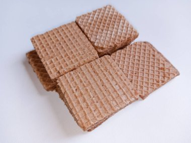 Beyaz arkaplan ve kopyalama alanı ile düzenlenmiş bisküviler