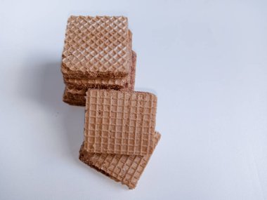 Beyaz arkaplan ve kopyalama alanı ile düzenlenmiş bisküviler