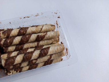 Bisküvi gofret çubuğu veya gofret rulosu. Çikolata düzgün bir şekilde izole edilmiş beyaz bir zemin üzerine yerleştirilmiş.