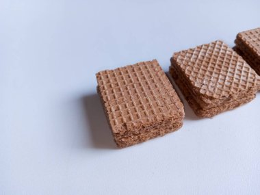 Beyaz arkaplan ve kopyalama alanı ile düzenlenmiş bisküviler