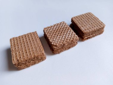 Beyaz arkaplan ve kopyalama alanı ile düzenlenmiş bisküviler