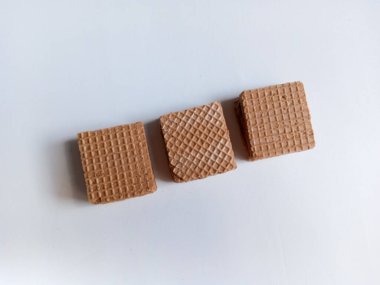 Beyaz arkaplan ve kopyalama alanı ile düzenlenmiş bisküviler