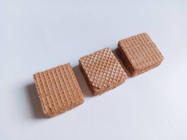 Beyaz arkaplan ve kopyalama alanı ile düzenlenmiş bisküviler