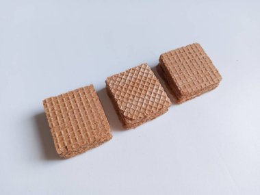 Beyaz arkaplan ve kopyalama alanı ile düzenlenmiş bisküviler