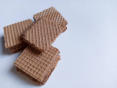 Beyaz arkaplan ve kopyalama alanı ile düzenlenmiş bisküviler